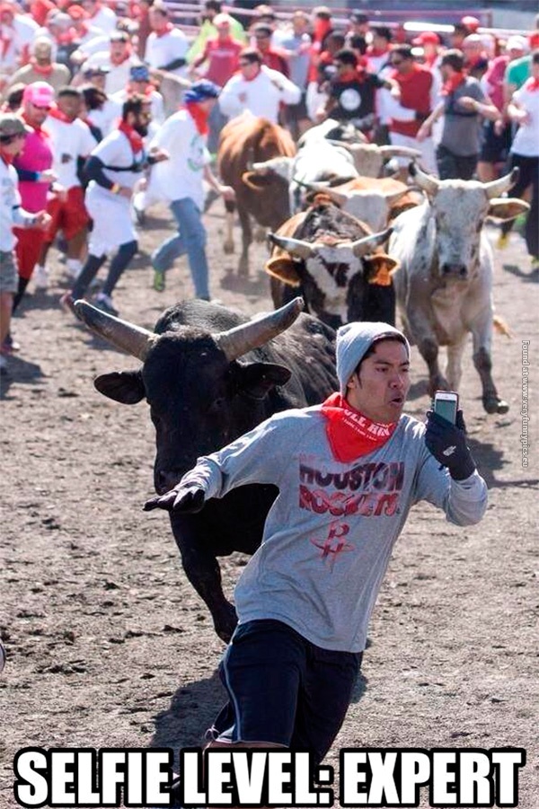 funny-pics-selfie-level-expert-running-with-bulls
