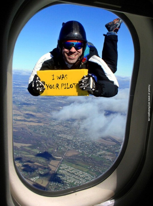 What you don't want to see through an airplane window - Very Funny Pics